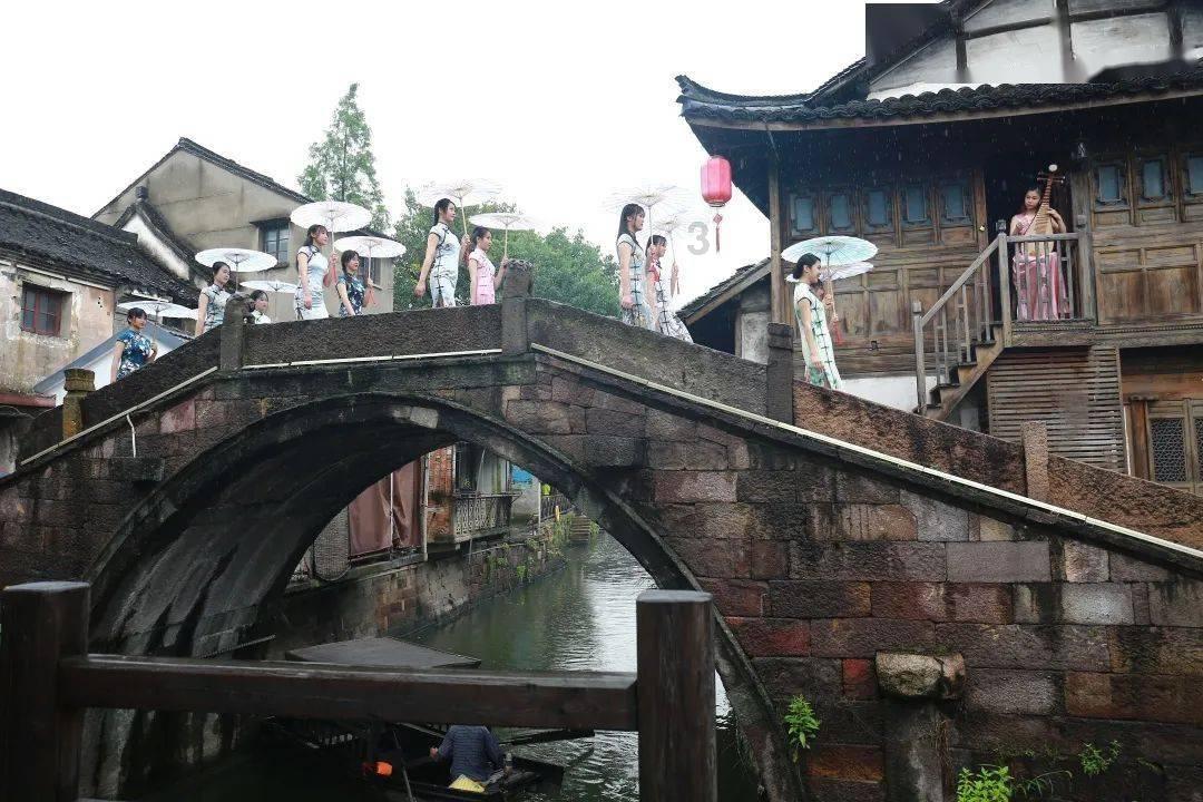 他19岁参加八路军,1964年晋升少将,1971年被免职